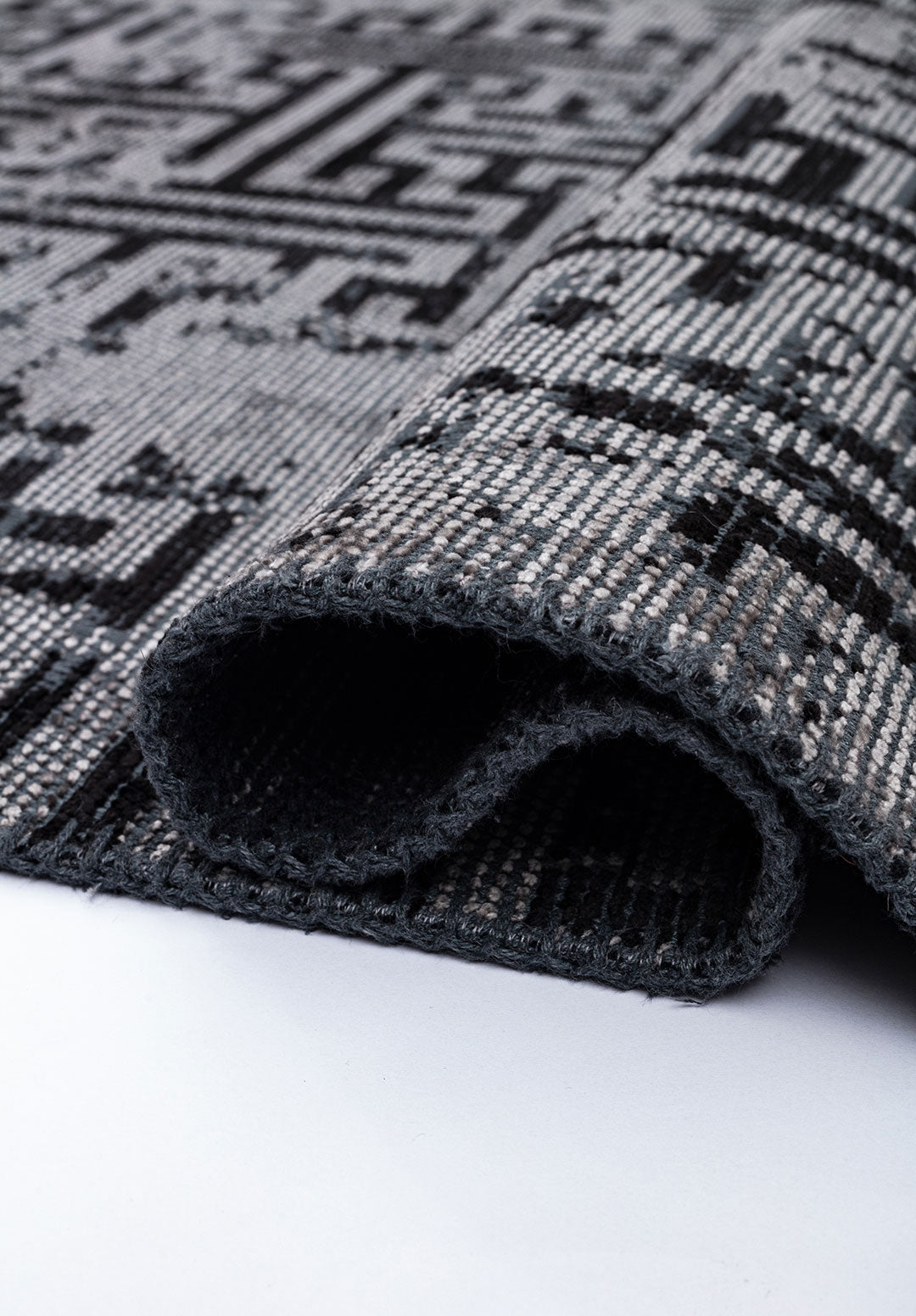 Labyrinth Grey - Black Rug